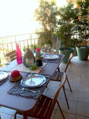 تناول الطعام بالخارج