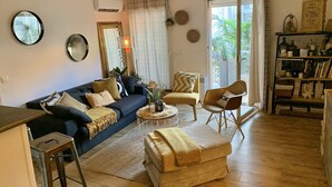 A living room with a sofa, armchairs, a coffee table, and a bookshelf. - Luxury charm, terrace historic center Mazarin district with elevator (Aix-En-Provence)