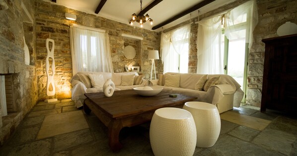 TV, fireplace, DVD player