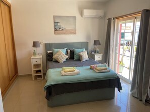 3 間睡房、書桌、熨斗/熨衫板、可攜式嬰兒床