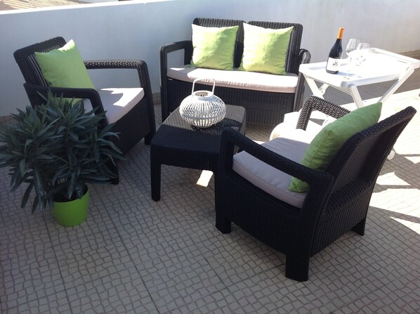 A patio area with wicker furniture, including chairs and a table, and a potted plant. - Villa with Private Pool And Sea Views. Less than 10 mins walk to Amenities&Beach (Ferragudo)