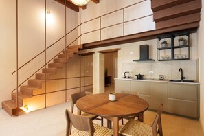 Jääkaappi, liesi, astianpesukone, kahvin-/teenkeitin