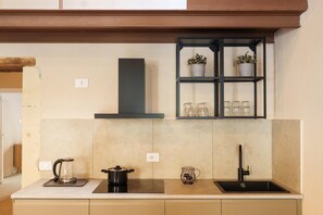 Refrigerador, parrilla de estufa, lavavajillas y cafetera y tetera 