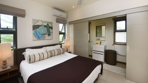 3 bedrooms, iron/ironing board, travel cot, WiFi - VILLA ON THE BLUE WATER BAY (Blue Bay)