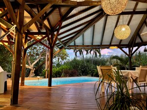 Una piscina al aire libre