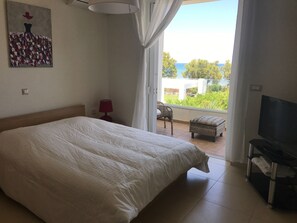 4 عدّة غرف نوم ومكواة/لوح كي وواي فاي وملاءات أسرّة