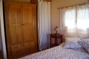 1 bedroom, iron/ironing board, travel cot, WiFi
