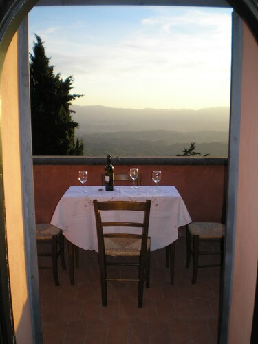 HillsideVilla overlooking the Tuscan landscape between Florence Arezzo and Siena