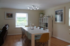 Dining - LUXURY PENTHOUSE APARTMENT ALONG  ILFRACOMBE SEAFRONT! GREAT FOR FAMILIES ! (Ilfracombe)