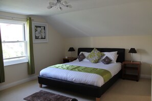 4 bedrooms, iron/ironing board, free WiFi, bed sheets - LUXURY PENTHOUSE APARTMENT ALONG  ILFRACOMBE SEAFRONT! GREAT FOR FAMILIES ! (Ilfracombe)