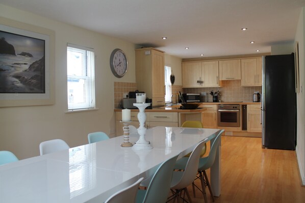 Fridge, microwave, oven, stovetop - LUXURY PENTHOUSE APARTMENT ALONG  ILFRACOMBE SEAFRONT! GREAT FOR FAMILIES ! (Ilfracombe)