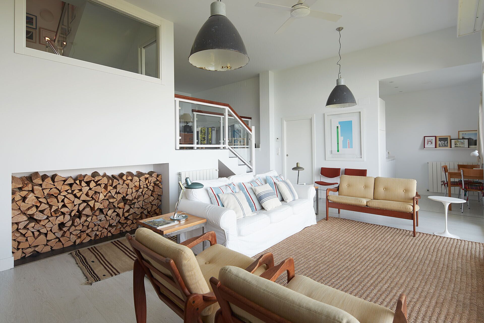 Una televisión, una chimenea, un reproductor de DVD