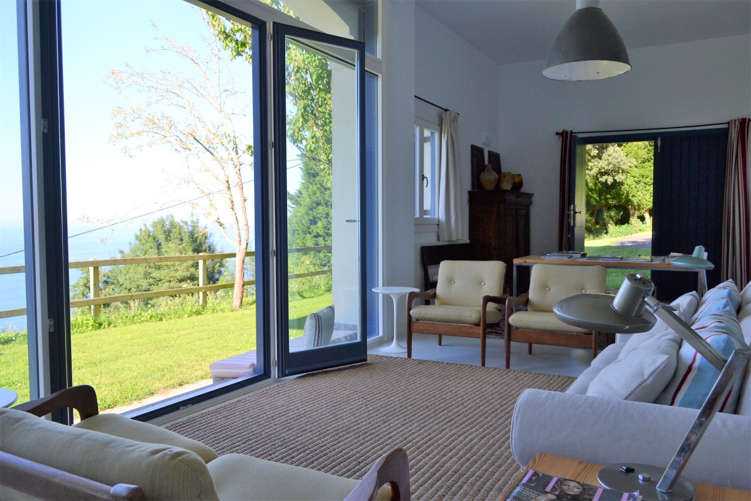 Una televisión, una chimenea, un reproductor de DVD