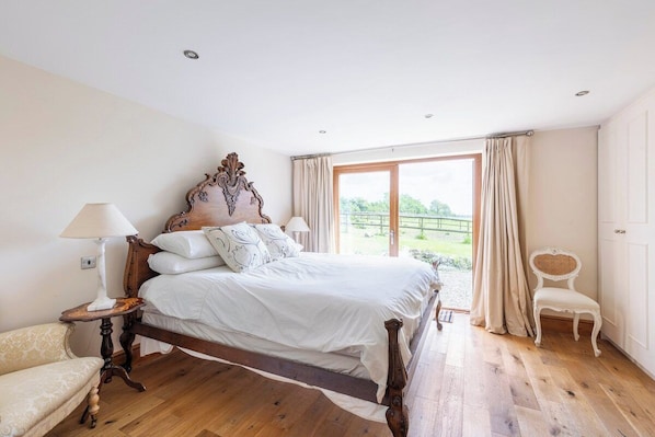 2 bedrooms, iron/ironing board, travel cot, WiFi
