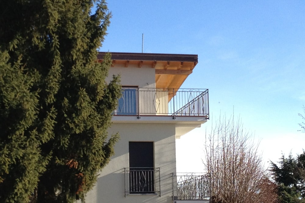 Sunny apartment with large terrace and view of Lake Como and the Alps