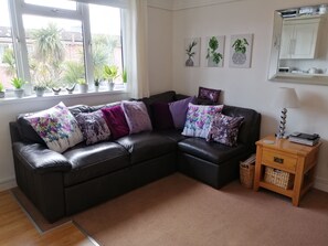 Smart TV, DVD player, books - Best location! 2 mins from Paignton's sandy beach and pier. Outdoor heated pool  (Paignton)