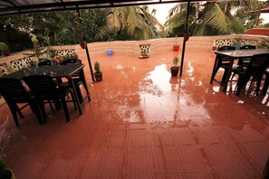 Outdoor dining - Beach Apartment Sleeps 6 (3 Bedrooms) (Kerala)