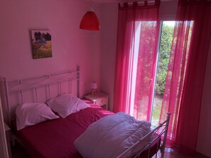 4 habitaciones, tabla de planchar con plancha y cuna de viaje 