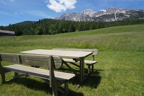 Outdoor dining - Casa Cadin (Cortina d´Ampezzo)