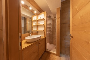 Shower, free toiletries, bidet, towels