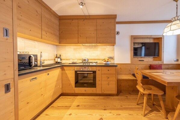 Kjøleskap, mikrobølgeovn, ovn og oppvaskmaskin