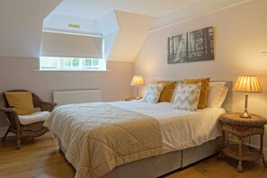 3 Schlafzimmer, Schreibtisch, Bügeleisen/Bügelbrett, Reisekinderbett