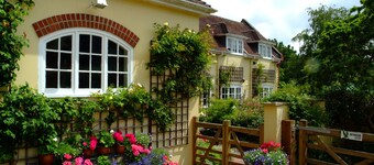 Prachtige omgeving, omringd door bos met gemakkelijke toegang en dicht bij Burley