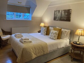 3 habitaciones, escritorio y tabla de planchar con plancha 