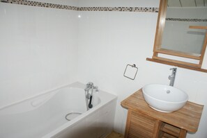 Bathtub, hair dryer, towels - country house renovated with charm (st george d oleron)