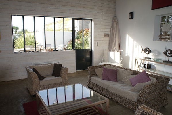 Televisión, chimenea, reproductor de DVD y estéreo 