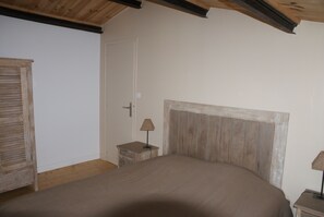 3 bedrooms, iron/ironing board, WiFi, bed sheets - country house renovated with charm (st george d oleron)