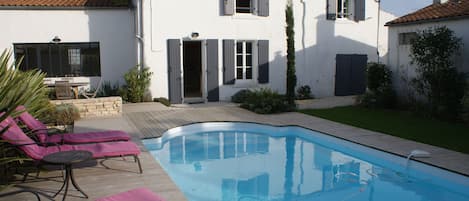 Una piscina al aire libre, una piscina climatizada