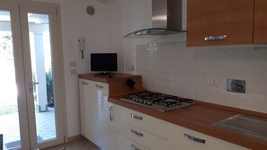 Réfrigérateur, micro-ondes, plaque de cuisson, lave-vaisselle