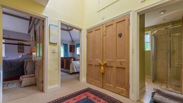 2 bedrooms, internet, bed sheets