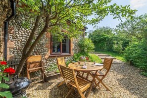 Outdoor dining - Apple Tree Barn, Langham, Norfolk (Langham)