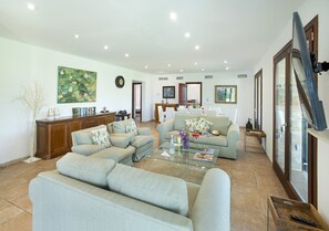 TV, DVD-spiller, bordtennis og stereoanlegg