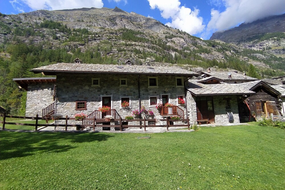 Rustico with large green area, potholes of the giants, paths and Alta via n. 2