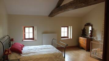 5 bedrooms, iron/ironing board, free WiFi, bed sheets