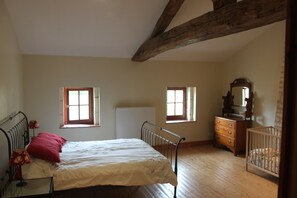 5 bedrooms, iron/ironing board, free WiFi, bed sheets - Lovingly Restored Farmhouse With Large Private Pool Set in 5 Acres near Saintes (Courcoury)