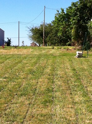 Property grounds - Lovingly Restored Farmhouse With Large Private Pool Set in 5 Acres near Saintes (Courcoury)