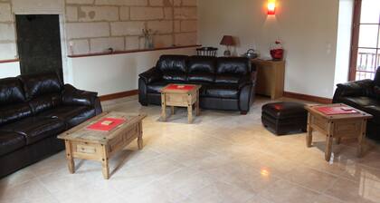 Ferme restaurée avec amour avec grande piscine privée située dans 5 acres prÚs de Saintes