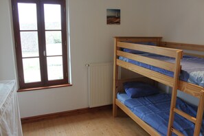 5 bedrooms, iron/ironing board, free WiFi, bed sheets - Lovingly Restored Farmhouse With Large Private Pool Set in 5 Acres near Saintes (Courcoury)