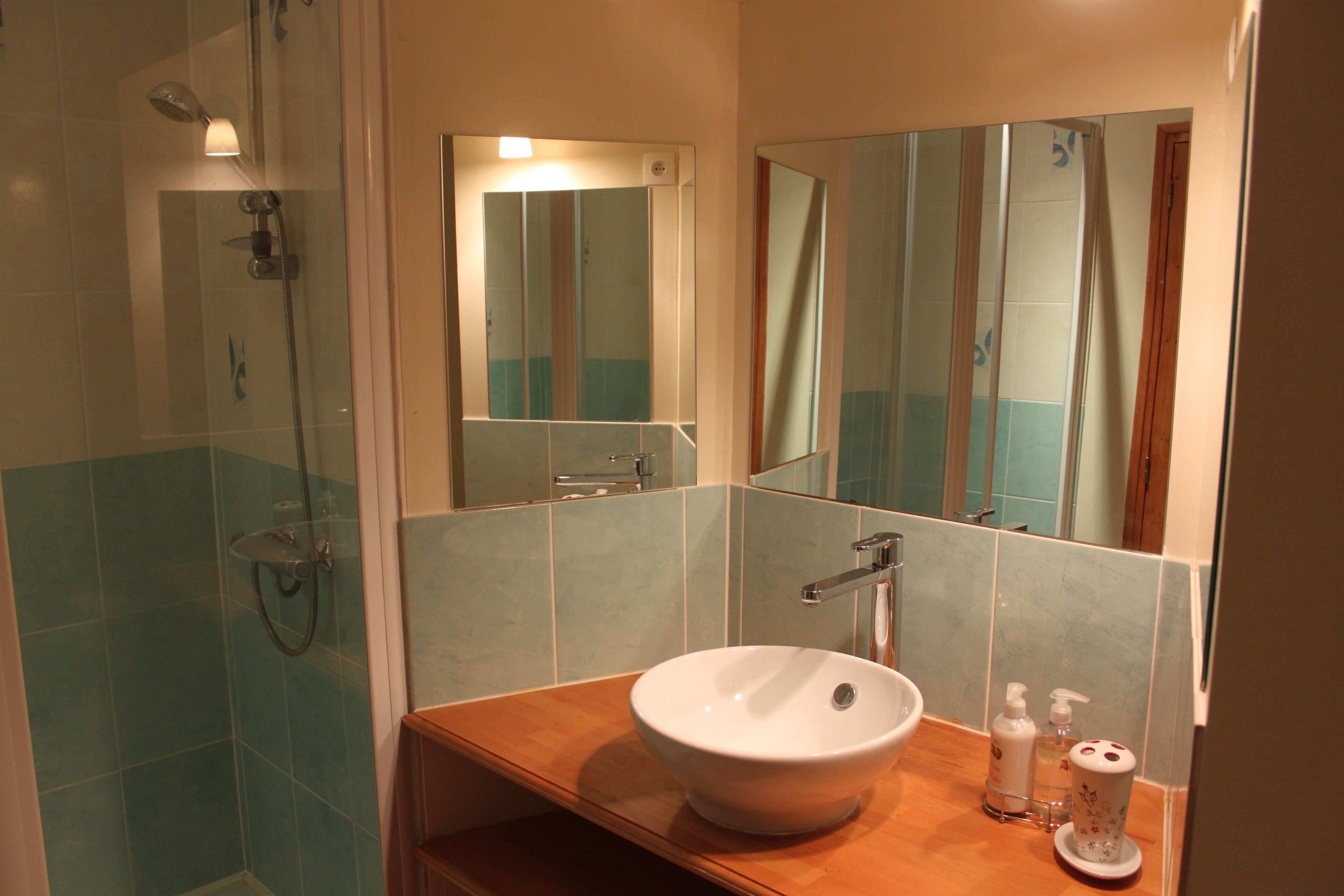 Badewanne, Haartrockner, Handtücher, Toilettenpapier