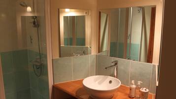 Badewanne, Haartrockner, Handtücher, Toilettenpapier