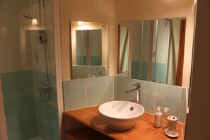 Baignoire, sĂšche-cheveux, serviettes fournies, papier toilette