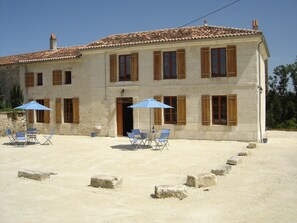 Exterior - Lovingly Restored Farmhouse With Large Private Pool Set in 5 Acres near Saintes (Courcoury)