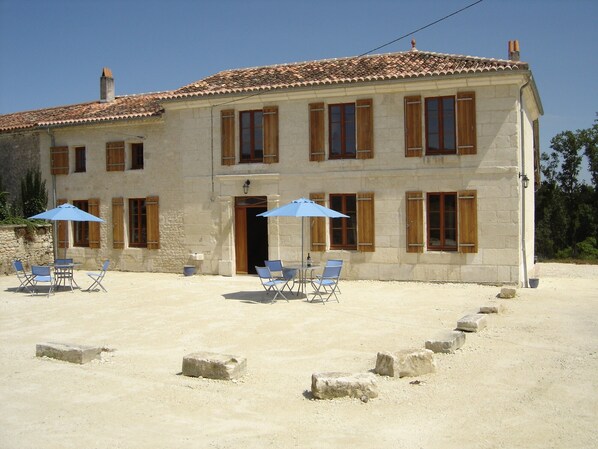 Exterior - Lovingly Restored Farmhouse With Large Private Pool Set in 5 Acres near Saintes (Courcoury)