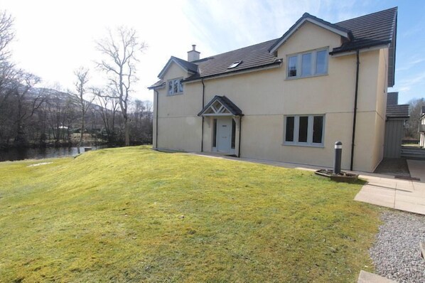 Exterior - 2 bedroom pet friendly cottage sleeping 6 with sofa bed at The Highland Club (Loch Ness)