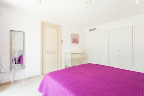 6 bedrooms, iron/ironing board, free WiFi, bed sheets