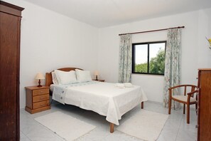 3 bedrooms, in-room safe, iron/ironing board, travel cot